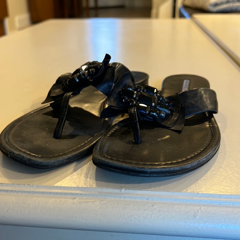 VERA WANG LAVENDER black sandal flip flops